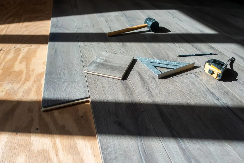 installing engineered laminated wood flooring and tools to use
