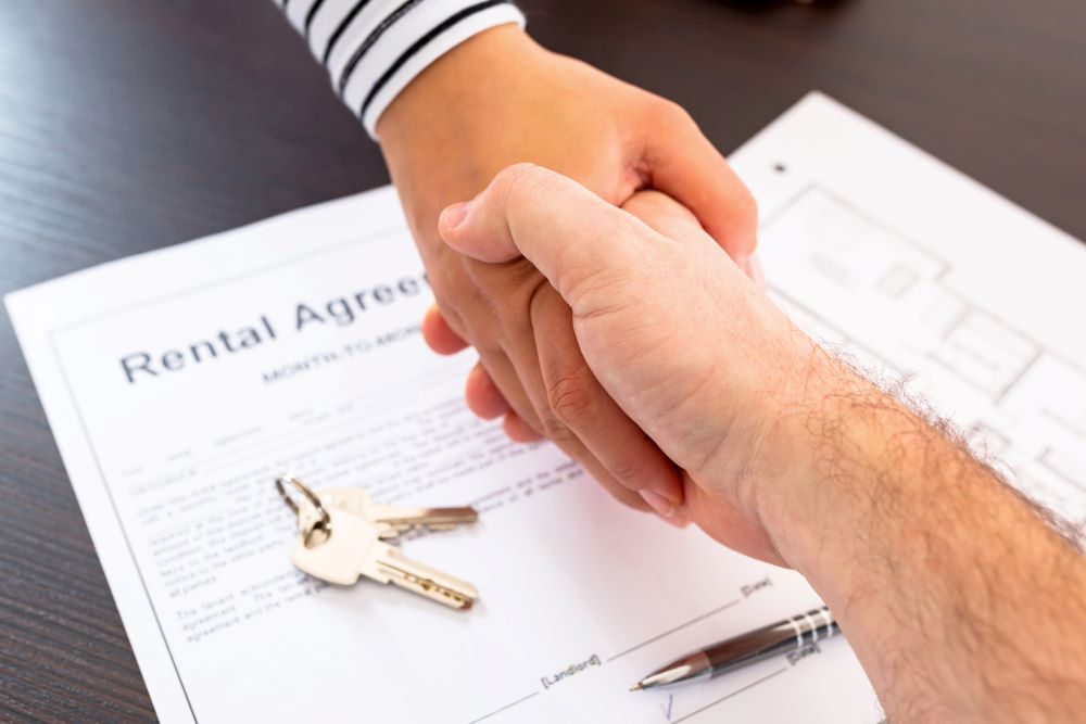 Signing-rental-agreement-contract