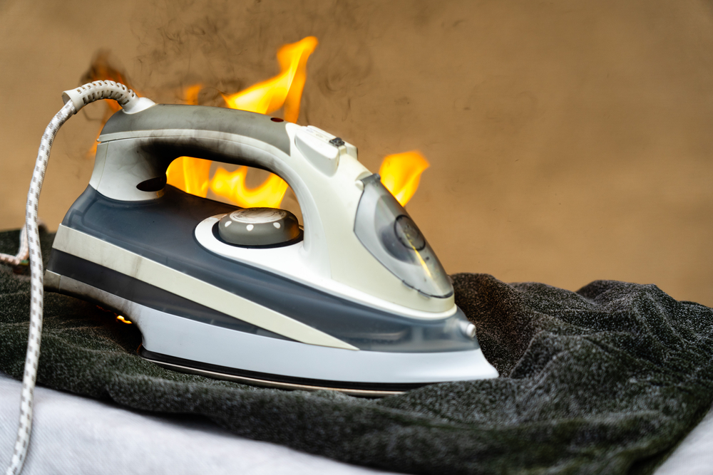 They forgot to turn off the electric iron for ironing clothes. Careless handling of electrical household appliances can cause a fire. The house started a household fire

electrica fire
