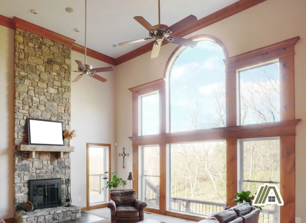 Living room with high ceiling and a ceiling fan