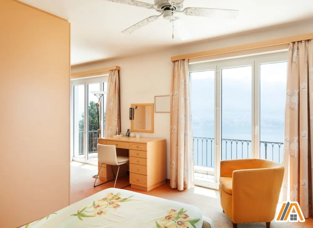 Room with sliding doors to the balcony and ceiling fan